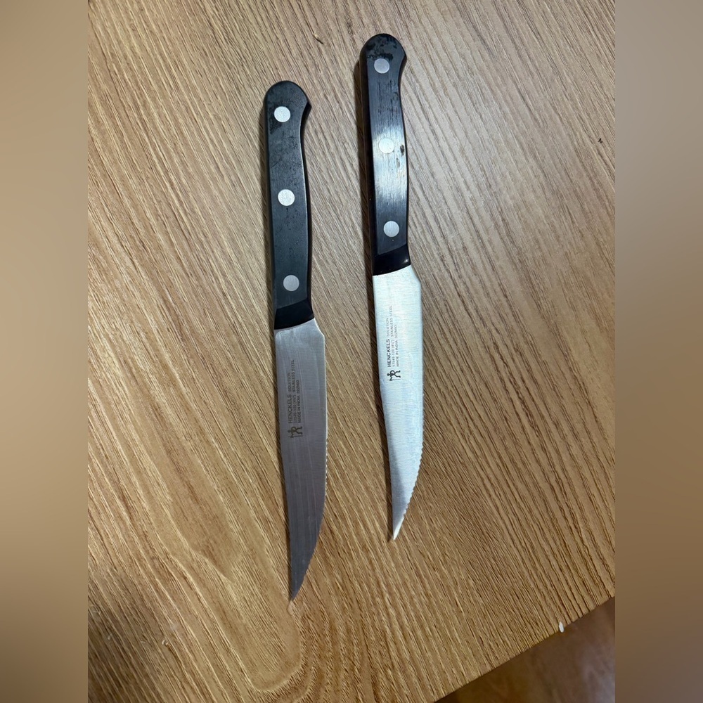Henckels Solution 4.5-inch serrated steak knives model 17549-120 lot of 2